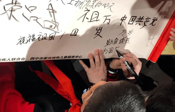 杨紫真的太适合穿西装，千鸟格西装端庄干练，有气质吗？
